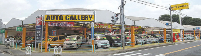 AUTO GALLERYの看板が目印です